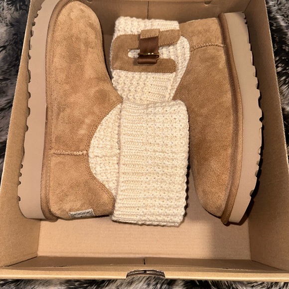 UGG Classic Solene Mini Bootie - Picture 6 of 8